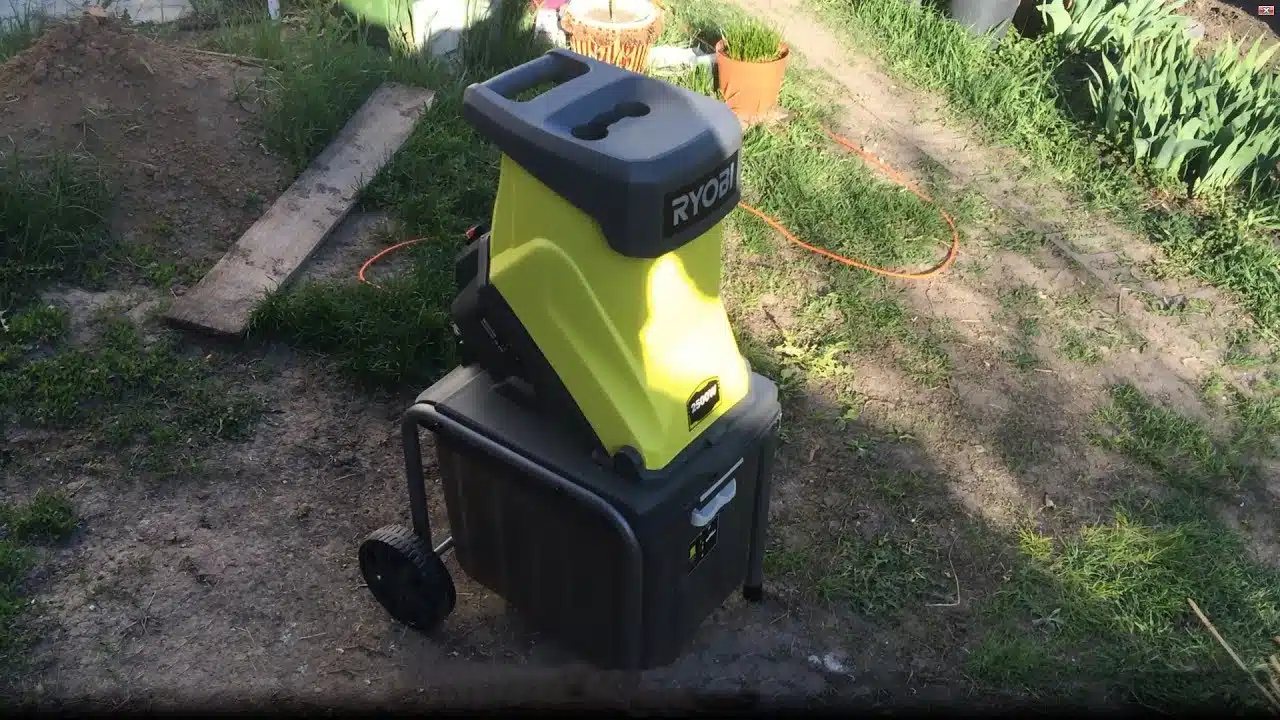 Pourquoi acheter le broyeur de végétaux Ryobi RSH2545B ?